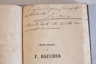 un vieux livre écrit posé sur une table