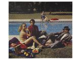 deux femmes et un homme assis sur une couverture au bord d'une piscine