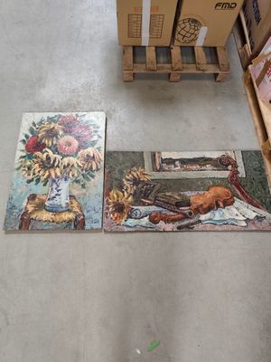 deux tapis posés au sol dans un magasin