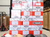 Des cartons de casques sont empilés les uns sur les autres dans un entrepôt