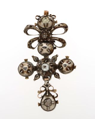 an image of a cross made out of metal