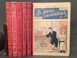 trois livres posés l'un à côté de l'autre sur une table