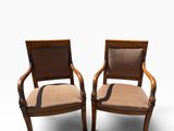 deux chaises en bois avec des accoudoirs rembourrés et une assise rembourrée de couleur marron