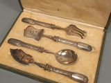 quatre cuillères et deux cuillères dans une boîte