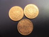 trois pièces d'or empilées les unes sur les autres sur une table