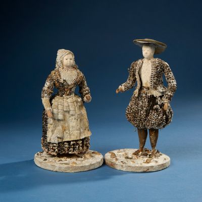 une paire de figurines en ivoire représentant un homme et une femme