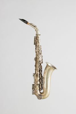 un gros plan d'un saxophone argenté sur fond blanc