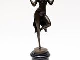 statue en bronze représentant une femme jouant de la flûte, posée sur un socle en marbre