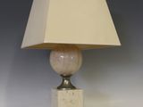 lampe de table en marbre avec un abat-jour blanc sur fond blanc
