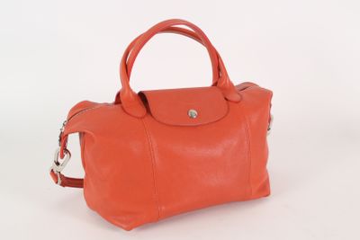 sac à main en cuir orange sur fond blanc