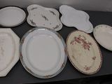plusieurs assiettes posées sur une table