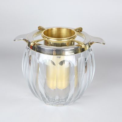 une image représentant un vase en argent et en verre muni d'une anse dorée
