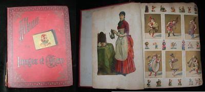 un livre ouvert avec la photo d'une femme en robe rouge et celle d'une femme en robe verte