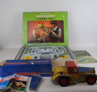 un camion miniature et une boîte de jouets posés sur une table