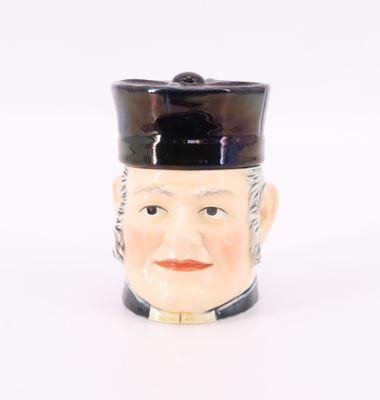une figurine en céramique représentant un homme coiffé d'un chapeau