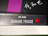 une boîte noire ornée d'une bande rose sur le dessus