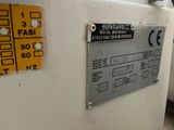 a picture of a machine that is sitting in a room
