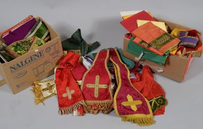 Deux cartons de linge liturgique dépareillé et moderne, cont…