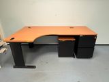 l'image d'un bureau sur lequel se trouve un ordinateur