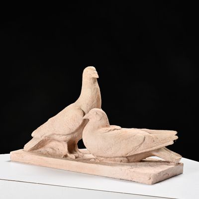 deux oiseaux posés sur une table