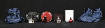 un grand nombre d'objets différents posés sur une table