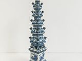 Tour-pagode chinoise bleue et blanche sur socle noir