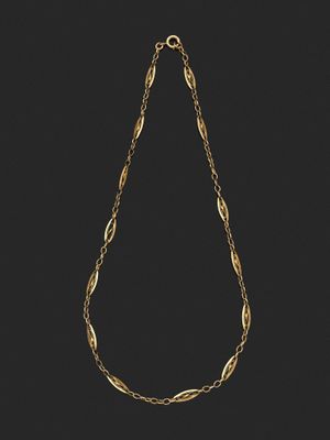 un collier en or sur fond noir