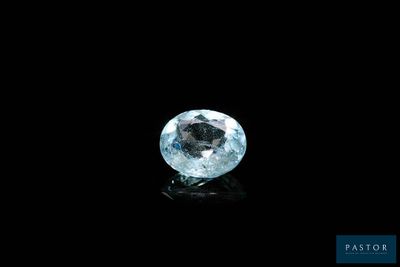 un diamant bleu aigue-marine sur fond noir
