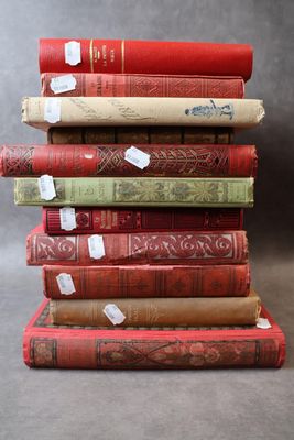 plusieurs vieux livres empilés les uns sur les autres, sur lesquels sont collés des autocollants