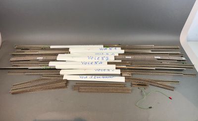 beaucoup de rails de train posés sur la table