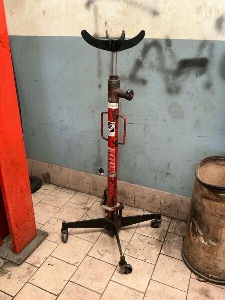 Un vérin de fosse hydraulique télescopique sur roulettes, à …