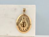 un pendentif plaqué or sur lequel est représenté un lapin