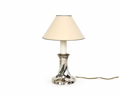 une photo d'une lampe de table surmontée d'un abat-jour blanc