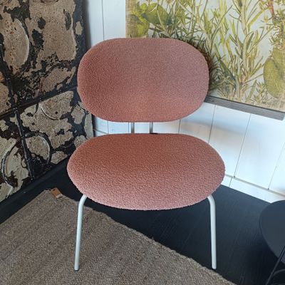 une chaise placée devant un tableau