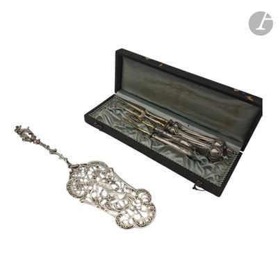 une cuillère en argent et un repose-cuillère dans un étui