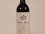 une bouteille de vin posée sur une table
