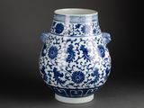 un vase bleu et blanc orné d'un motif floral