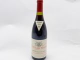 une bouteille de vin posée sur une table