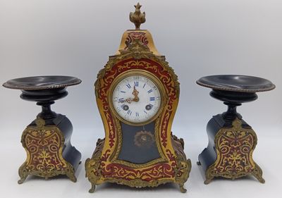 deux horloges placées l'une à côté de l'autre sur une table