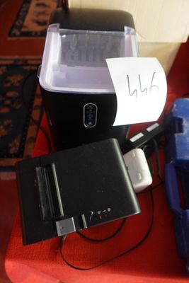un téléphone portable posé sur une table à côté d'une imprimante