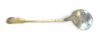 une cuillère en argent sur fond blanc, d'où dépasse une cuillère en or