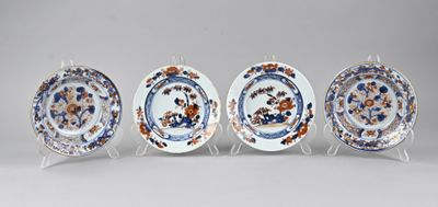 quatre assiettes à motifs différents posées sur une table