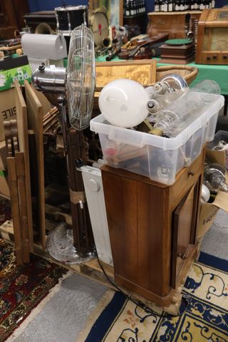 Important lot de petit mobilier, berceau, rouet incomplet ventila...