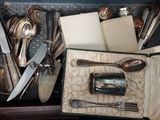 une boîte contenant de l'argenterie sur une table