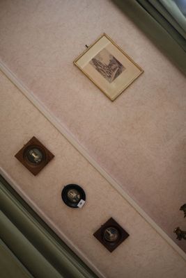 une photo d'une salle de bains avec des toilettes et un lavabo