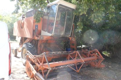 un tracteur garé sur un terrain en terre battue