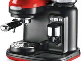 une image représentant une machine à café noire et rouge sur fond blanc