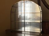 un miroir posé sur une commode, à côté d'un autre miroir