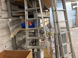 une échelle appuyée contre un mur, à côté d'une boîte