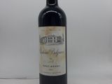 une bouteille de vin posée sur une table